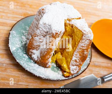 Gâteau de Noël Pandoro avec sucre en poudre Banque D'Images