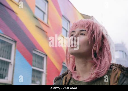 Femme punk pensive aux cheveux roses Banque D'Images