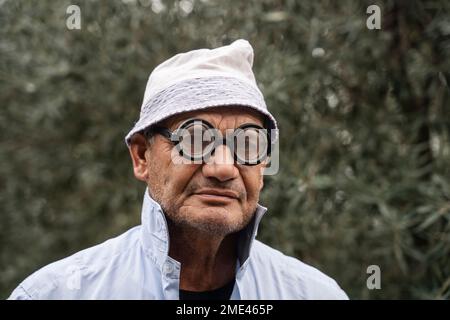 Homme âgé portant des lunettes et un chapeau panama Banque D'Images