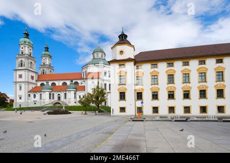 Allemagne, Bavière, Kempten, Residenz Kempten musée avec St. La basilique de Lorenz en arrière-plan Banque D'Images