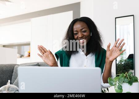 Bonne freelance en train de passer des appels vidéo à la maison Banque D'Images