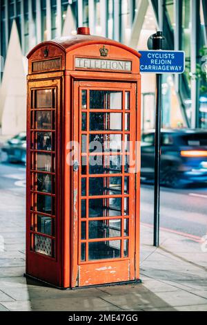 Royaume-Uni, Angleterre, Londres, cabine téléphonique typiquement anglaise Banque D'Images