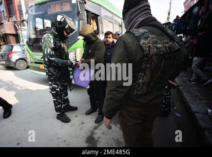 Srinagar, Inde. 23rd janvier 2023. Un soldat paramilitaire indien vérifie le sac d'un piéton cachemiri lors d'un contrôle surprise dans le cadre de mesures de sécurité renforcées en prévision du jour de la République à Srinagar, Cachemire contrôlé par l'Inde, le lundi 23 janvier 2023. L'Inde célèbre la Journée de la République le 26 janvier. O (photo de Mubashir Hassan/Pacific Press) crédit: Pacific Press Media production Corp./Alay Live News Banque D'Images