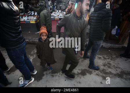 Srinagar, Inde. 23rd janvier 2023. Un cachemiri tient son enfant alors qu'il subit un contrôle surprise dans le cadre de mesures de sécurité renforcées avant le jour de la République à Srinagar, au Cachemire contrôlé par l'Inde, le lundi 23 janvier 2023. L'Inde célèbre la Journée de la République le 26 janvier. (Photo de Mubashir Hassan/Pacific Press) crédit: Pacific Press Media production Corp./Alay Live News Banque D'Images