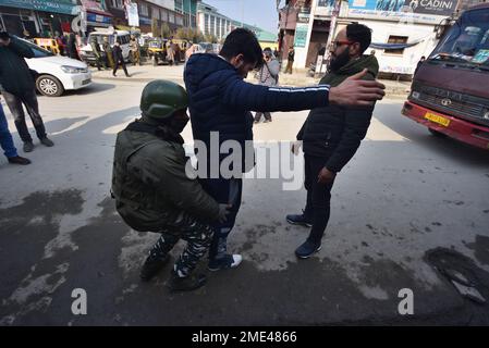 Srinagar, Inde. 23rd janvier 2023. Les soldats paramilitaires indiens font des recherches sur les piétons lors d'une recherche aléatoire le long d'une rue en prévision des célébrations de la fête de la République à Srinagar, sur 23 janvier 2023. (Photo de Mubashir Hassan/Pacific Press) crédit: Pacific Press Media production Corp./Alay Live News Banque D'Images