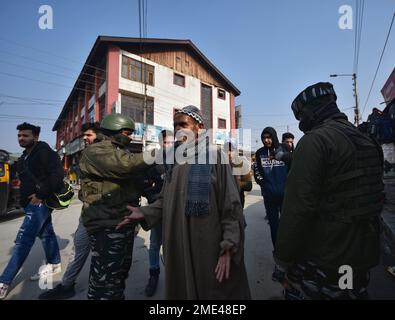 Srinagar, Inde. 23rd janvier 2023. Les soldats paramilitaires indiens font des recherches sur les piétons lors d'une recherche aléatoire le long d'une rue en prévision des célébrations de la fête de la République à Srinagar, sur 23 janvier 2023. (Photo de Mubashir Hassan/Pacific Press) crédit: Pacific Press Media production Corp./Alay Live News Banque D'Images