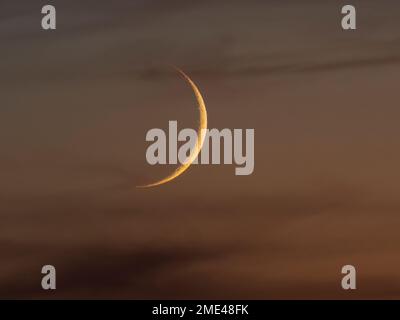 Vue sur le croissant de lune au crépuscule Banque D'Images