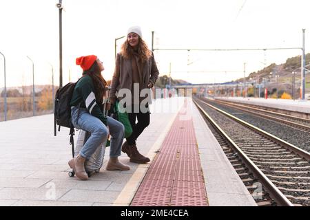 Mère et fille attendant à la plate-forme du train Banque D'Images