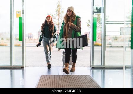 Mère et fille marchant dans la porte Banque D'Images