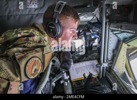 ÉTATS-UNIS Tech. De la Force aérienne Le Sgt Jordan Kaminski, un exploitant de rampe de l'escadron de ravitaillement aérien 171st de la Garde nationale aérienne du Michigan, prépare un KC-135 Stratotanker pour une mission de ravitaillement en carburant sur 27 juillet 2022 à la base de la Garde nationale aérienne de Selfridge. L'unité a employé une augmentation de vol de 25-29 juillet 2022 d'une semaine, qui a été conçu pour réunir les gardes à temps plein et le statut d'exercice pour une exposition maximale à l'entraînement en peu de temps. Banque D'Images