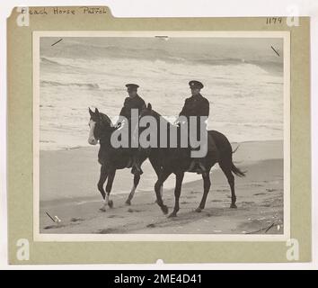 Beach Horse Patrol. Cette image représente deux gardes-côtes patrouilant un endroit isolé sur la côte. Banque D'Images