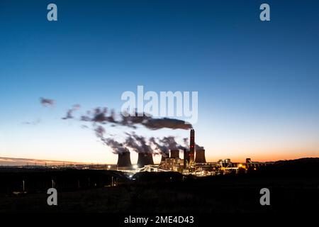 Royaume-Uni, Angleterre, Nottingham, vapeur d'eau sortant des tours de refroidissement de la centrale au charbon au crépuscule Banque D'Images