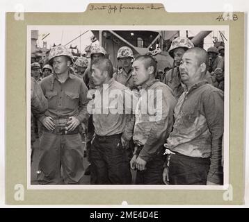 Photographie des premiers prisonniers japonais pris dans la bataille pour Iwo Jima. Les premiers prisonniers de Jap ont pris Iwo Jima. Au cours des combats acharnés au large d'Iwo Jima, les premiers prisonniers de Jap de cette opération sont transportés à bord d'un transport d'invasion assuré par la Garde côtière. Peu de JAP sur Iwo Jima ont été capturés alors que les fils de Nippon se battaient avec une fureur fanatique pour maintenir la forteresse de l'île volcanique contre l'énorme puissance de frappe des forces américaines. Banque D'Images