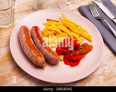 Délicieuses saucisses et pommes de terre frites avec poivrons Banque D'Images