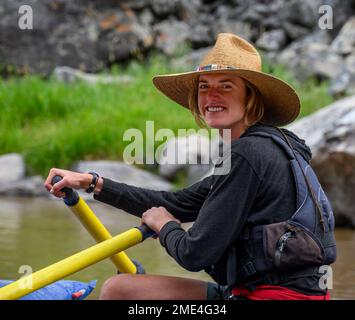 Far & Away Adventures guide Sanne sur la rivière Middle Fork Salmon dans l'Idaho. Banque D'Images