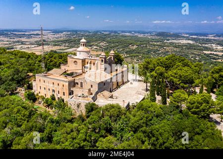 Vue aérienne du monastère de Santuari de Bonany au milieu des arbres, Pétra, Iles Baléares, Espagne Banque D'Images