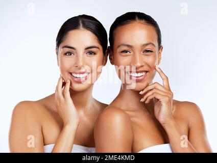 La différence, c'est la beauté. Photo de studio de jeunes femmes qui se posent sur un fond gris. Banque D'Images
