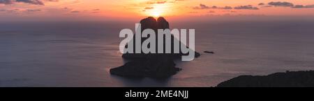 Espagne, Iles Baléares, vue panoramique sur l'île d'es Vedra au coucher du soleil Banque D'Images