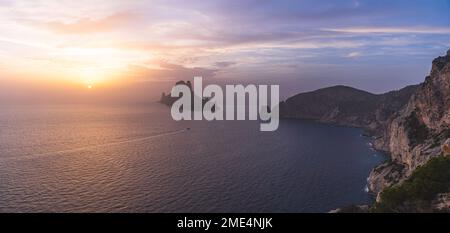 Espagne, Iles Baléares, vue panoramique de l'île es Vedra vue depuis le sommet de la falaise au coucher du soleil Banque D'Images