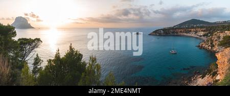 Espagne, Iles Baléares, côte de l'île d'Ibiza au coucher du soleil Banque D'Images