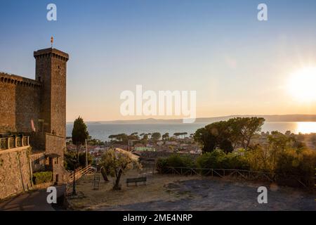 Italie, Latium, Bolsena, Tour de Rocca Monaldeschi della Cervara château et la ville environnante au coucher du soleil Banque D'Images