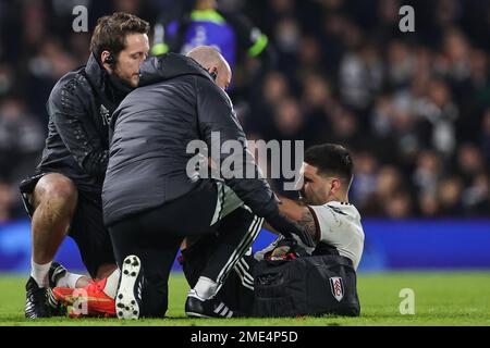 Aleksandar Mitrović #9 de Fulham reçoit un traitement pour une blessure pendant le match de Premier League Fulham vs Tottenham Hotspur à Craven Cottage, Londres, Royaume-Uni, 23rd janvier 2023 (photo par Mark Cosgrove/News Images) Banque D'Images