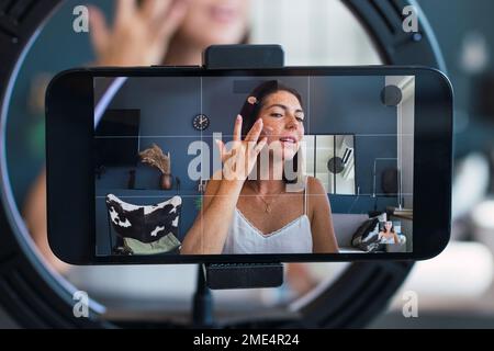 Jeune femme enregistrant vlog vu sur smartphone Banque D'Images