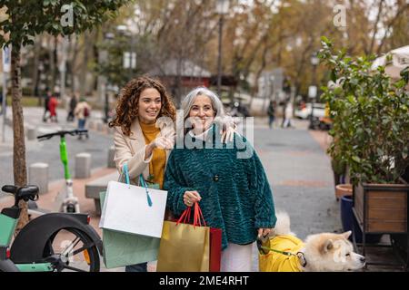 Bonne jeune femme gestante et debout avec la grand-mère à la marche Banque D'Images