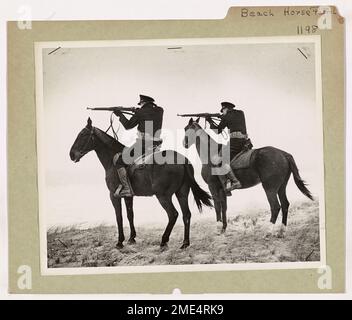 Beach Horse Patrol. Cette image illustre deux gardes-côtes des États-Unis qui patrouillent dans un endroit isolé sur la côte. Banque D'Images