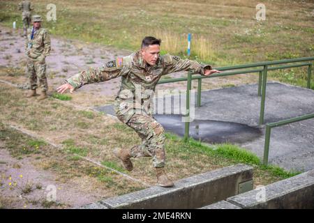 Le Cpl. Anton Shekhalevich, 412th, ingénieur de théâtre, navigue un obstacle lors d'un exercice d'entraînement d'obstacles terrestres de la CIOR près de Hammelburg, Germnay on 27 juillet 2022. La compétition militaire de la Confédération interalliée des officiers de réserve (CIOR MILCOMP) est une compétition d'équipe de trois jours composée de l'OTAN et du Partenariat pour les nations de la paix en Europe. Il est autour depuis 1957. Le concours est ouvert à toutes les composantes de la réserve pour les NCO et les officiers. Il est maintenant géré sur une base volontaire et financé par d'anciens concurrents par l'intermédiaire d'une association d'anciens élèves. Banque D'Images