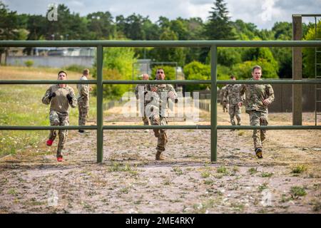 Réserve de la Force aérienne le Maj. Sterling Broadhead (à gauche), 82nd Escadron de soutien aérien, Sgt. De la Réserve de l'Armée de terre 1st classe Charles Blackwell (au centre), 108th Commandement de l'entraînement, et le colonel Brent Dishman, Centre de guerre de la Force aérienne des États-Unis, s'approchent d'un obstacle lors d'un exercice d'entraînement de la CIOR près de Hammelburg, en Allemagne, sur 27 juillet 2022. La compétition militaire de la Confédération interalliée des officiers de réserve (CIOR MILCOMP) est une compétition d'équipe de trois jours composée de l'OTAN et du Partenariat pour les nations de la paix en Europe. Il est autour depuis 1957. Le concours est ouvert à toutes les composantes de réserve pour les deux NCO Banque D'Images