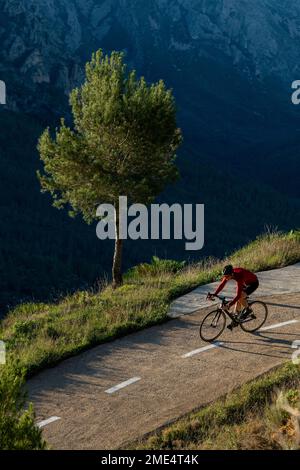 Cycliste mature sur la route Banque D'Images