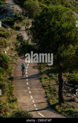 Cycliste mature sur la route de montagne Banque D'Images