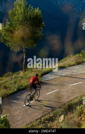 Cycle de conduite cycliste mature sur route Banque D'Images