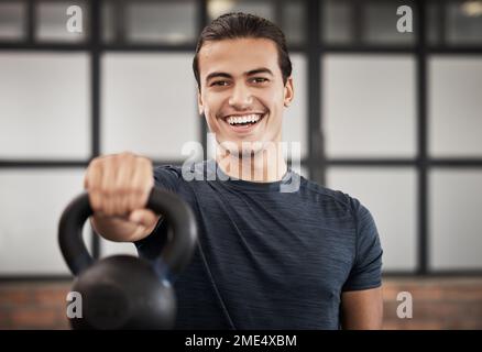 Gym, fitness et mains avec kettlebell pour l'entraînement des bras forts, des muscles biceps puissants ou des exercices de force du corps pour l'équilibre. Sport, athlète ou Banque D'Images