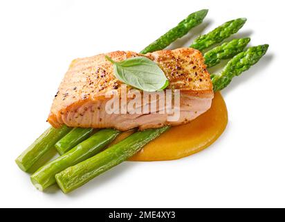 steak de saumon frit épicé et asperges isolées sur fond blanc Banque D'Images