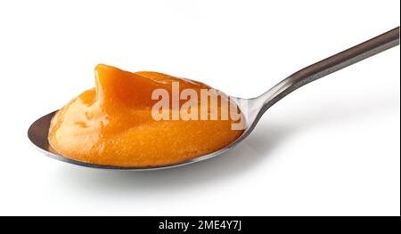 purée de légumes dans une cuillère isolée sur fond blanc Banque D'Images