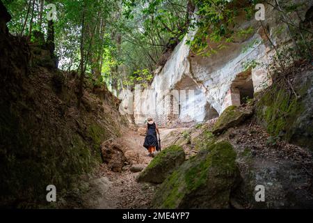 Femme âgée active marchant au milieu des rochers Banque D'Images