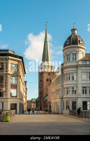 Danemark, Aarhus, bâtiments historiques à Vadestedet avec tour de la cathédrale d'Aarhus en arrière-plan Banque D'Images