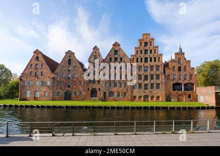 Allemagne, Schleswig-Holstein, Lubeck, entrepôts historiques sur la rive de la rivière Trave Banque D'Images