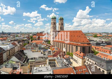 Allemagne, Munich, Frauenkirche et maisons environnantes Banque D'Images