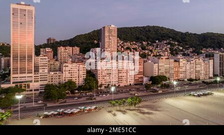 Vue aérienne par drone du quartier de Leme à Copacabana avec Babilonia favela en arrière-plan au lever du soleil, Rio de Janeiro, Brésil Banque D'Images