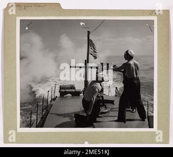 Convoy Gun Crew. Cette image illustre les gardes-côtes qui occupent les armes des cutteurs. Banque D'Images