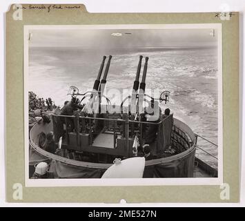 Quatre barils de Bad News. À bord d'un transport d'assaut assuré par la Garde côtière quelque part dans l'Atlantique, un équipage de canon de la Garde côtière est doté d'une batterie antiaérienne de 40 mm. Banque D'Images
