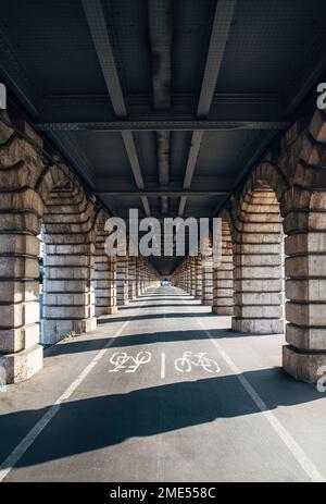 France, Ile-de-France, Paris, piste cyclable sous Pont de Bercy Banque D'Images