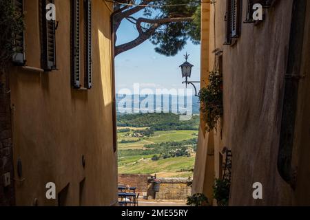 Italie, Toscane, Montepulciano, Chiana Valley vue de l'allée étroite Banque D'Images