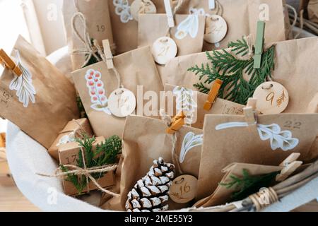 Sacs bruns décorés avec boîtes cadeaux et cônes de pin conservés dans un panier Banque D'Images