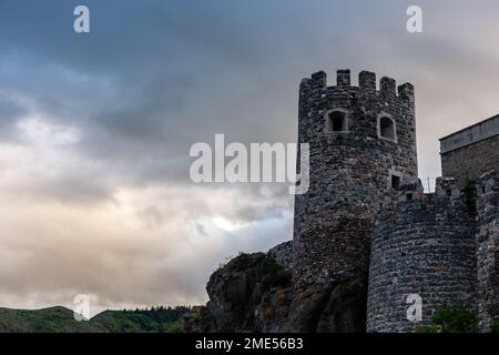 Tour de guet du château d'Akhaltsikhe (Rabati), forteresse médiévale à Akhaltsikhe, Géorgie au coucher du soleil avec ciel nuageux en arrière-plan. Banque D'Images