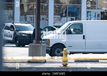 Torrance, États-Unis. 22nd janvier 2023. Une vue de la Van blanche dans laquelle le suspect de tirs de masse de Monterey Park, Huu CAN Trann (72), a été trouvé avec une blessure auto-infligée à la tête à Torrance, après avoir tué 10 personnes dans un studio de danse de salle de bal à Los Angeles, sur 22 janvier 2023. La fusillade sera l'une des plus meurtrières de l'histoire de la Californie. Un motif reste à déterminer. Crédit : SOPA Images Limited/Alamy Live News Banque D'Images