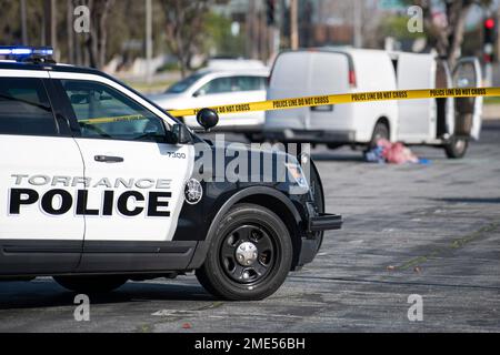 Torrance, États-Unis. 22nd janvier 2023. Un véhicule de police et une bande jaune sont visibles sur la scène où le suspect de tirs de masse de Monterey Park, Huu CAN Trann (72), a été trouvé mort à l'intérieur d'une fourgonnette blanche avec une blessure auto-infligée au pistolet à la tête, A Torrance après avoir tué 10 personnes dans un studio de danse de salle de bal à Los Angeles, sur 20 janvier 2023. La fusillade sera l'une des plus meurtrières de l'histoire de la Californie. Un motif reste à déterminer. Crédit : SOPA Images Limited/Alamy Live News Banque D'Images